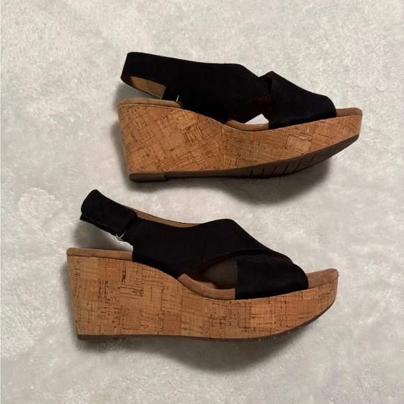 Clarks Women's Black and Tan Sandals - Picture 5 of 11